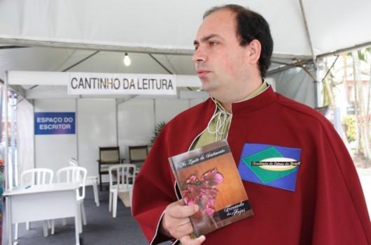 Escritores criciumenses marcam presença nas prateleiras da Feira do Livro