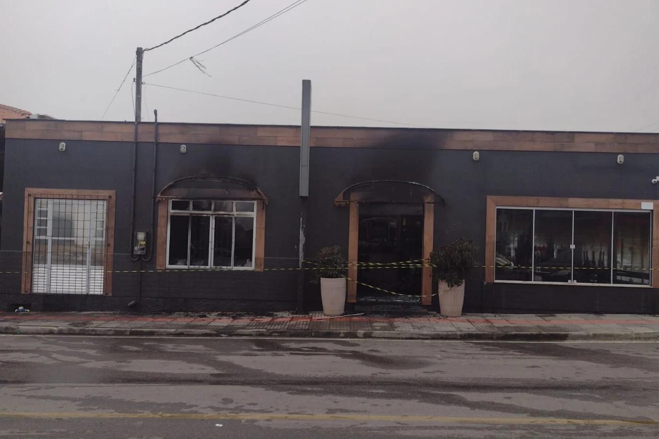 Bombeiros utilizam 5 mil litros de água para conter incêndio em lanchonete