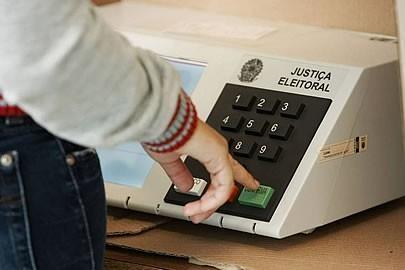 Eleitor fora do domicílio deve justificar sua ausência às eleições