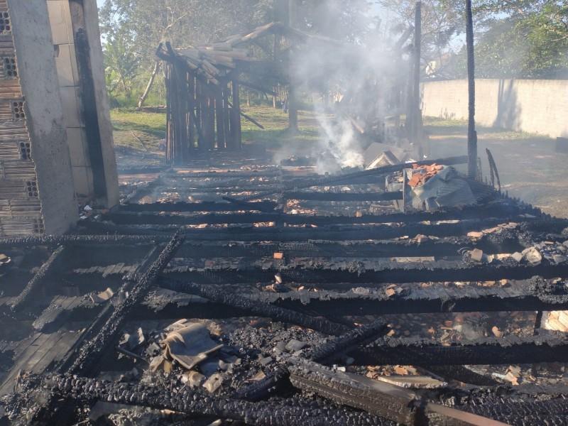 Moradora sofre queimaduras ao tentar apagar incêndio e salvar pertences