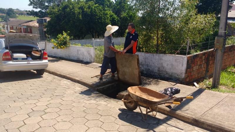 Defesa Civil de Içara realiza limpeza em bocas de lobo