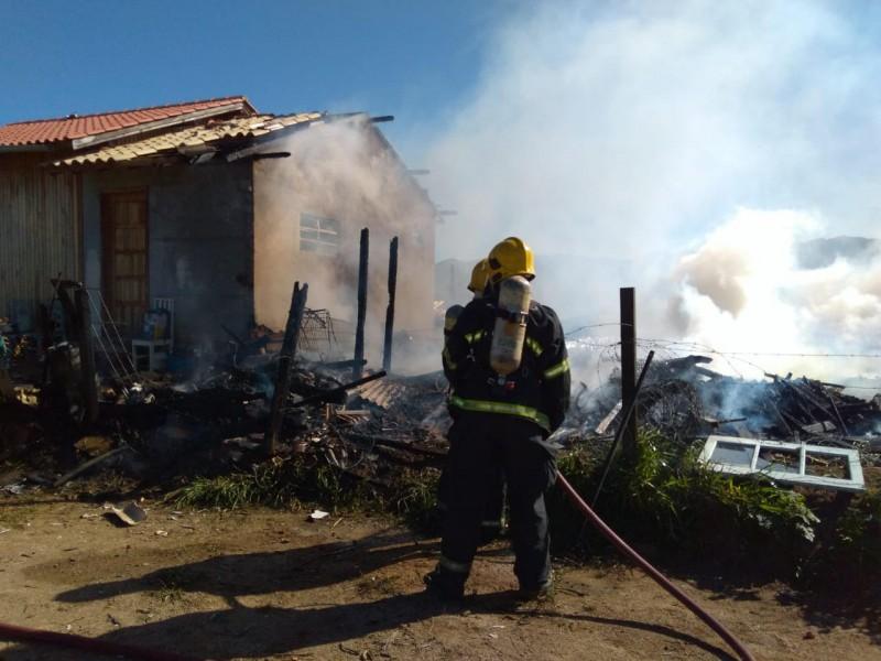 Incêndio atinge residência em Tubarão