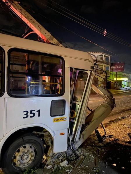 Ônibus colide contra poste na rua Henrique Lage e provoca queda de energia no bairro Santa Bárbara
