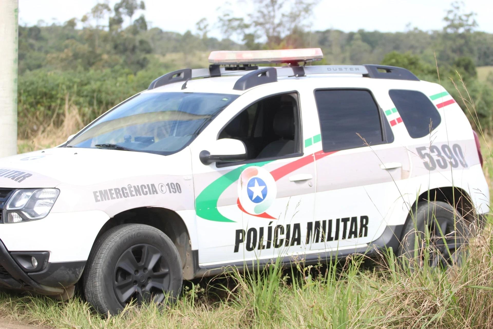Quatro são conduzidos à delegacia após serem flagrados comercializando drogas