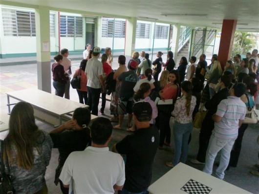 Pais formam filas para matricular os filhos no Colégio Lapagesse
