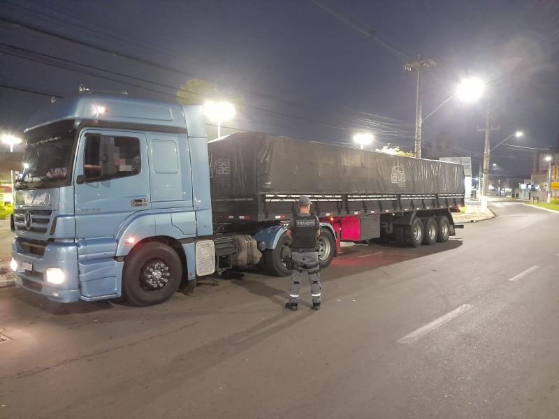Fiscalização de peso de caminhões é realizada em Criciúma 