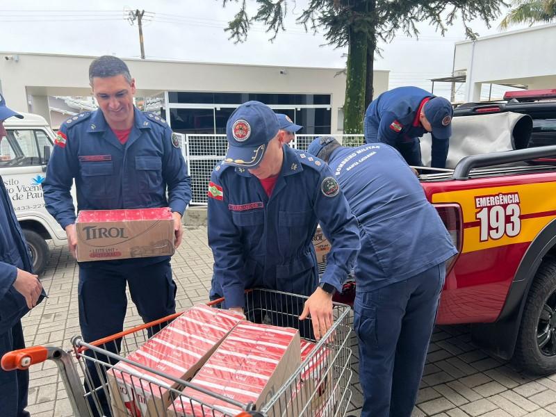 Bombeiros arrecadam mais de 400 litros de leite para o Asilo São Vicente