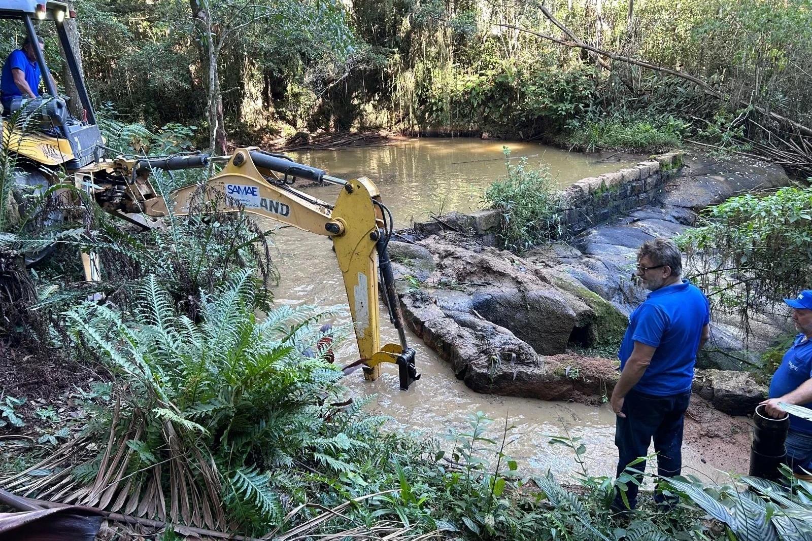 Samae realiza limpeza em represas para otimizar captação e melhorar a qualidade da água