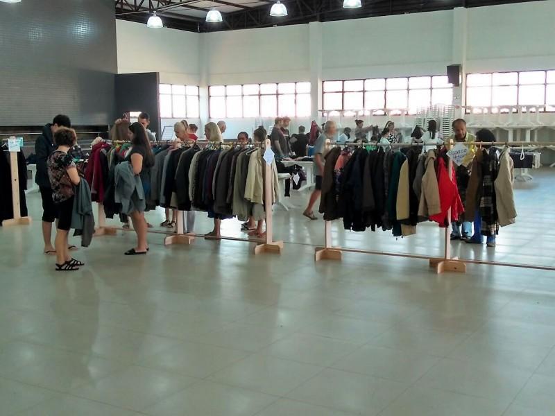 Cáritas Diocesana promove bazar com roupas da Alemanha