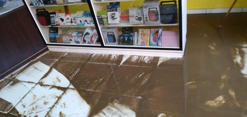 Após adutora romper, água invade lojas e comerciantes calculam prejuízos 