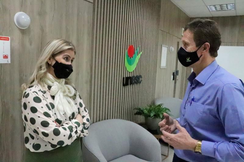 Reitora da Unesc apresenta proposta de um laboratório escola no campus
