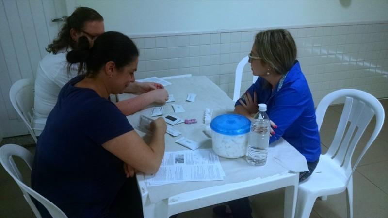 Profissionais em treinamento para aplicar testes rápidos de HIV, hepatites e sífilis