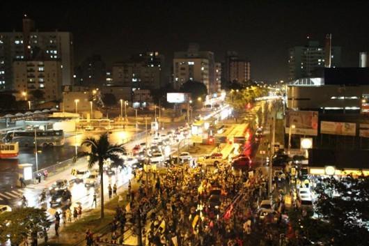 Torcida apaixonada solta o grito da vitória nas ruas centrais da cidade