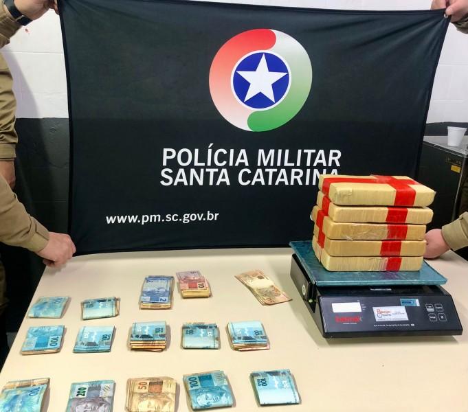 PM apreende mais de cinco quilos de cocaína e quase R$ 15 mil em Forquilhinha
