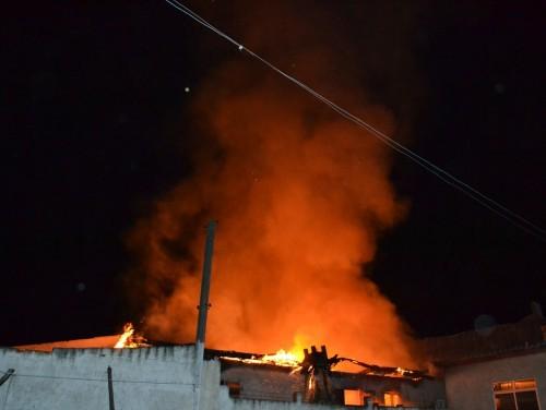 Galpão pega fogo no bairro Santa Bárbara, em Criciúma