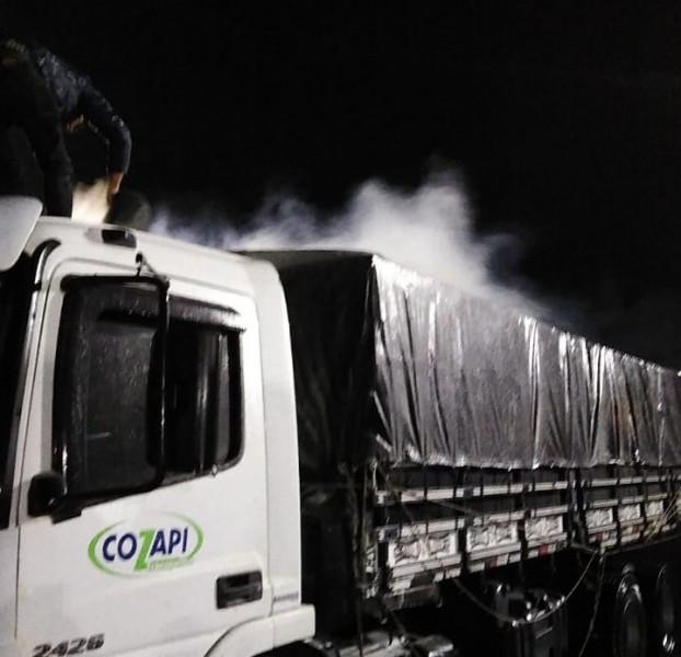 Laguna: com lava jato, funcionários de posto auxiliam no combate a incêndio em caminhão