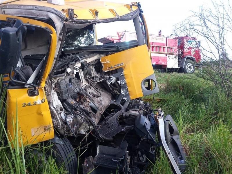 Caminhoneiro fica preso nas ferragens em acidente na BR-101
