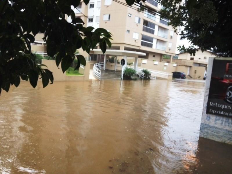 Atualizada: Chuva, vento e granizo provocam alagamentos e falta de energia (vídeo)