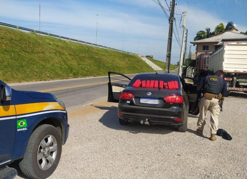 Mulher é presa ao ser flagrada transportando 10 quilos de maconha em carro de Imbituba