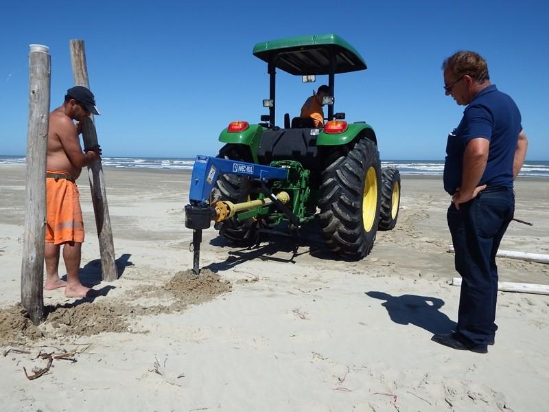 Área de banho começa a ser delimitada na beira da praia do Arroio do Silva