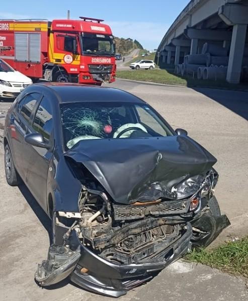 Colisão entre dois veículos deixa motorista ferido em Capivari de Baixo