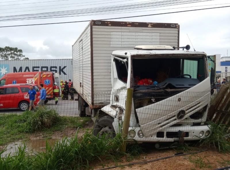 Colisão entre caminhão e trem deixa motorista ferido em Laguna