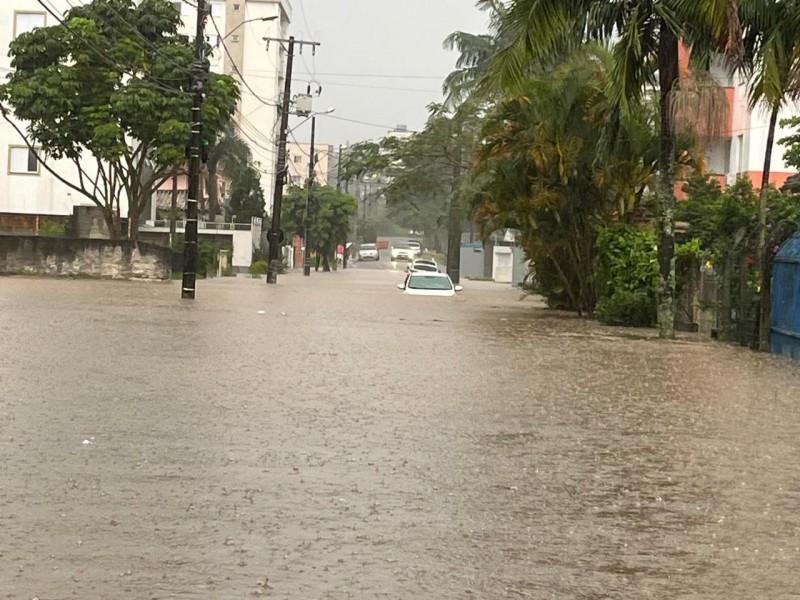 Bomba d'água: Criciúma registrou mais de 55 milímetros de chuva em uma hora 