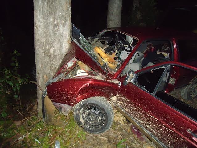Veículo furtado colide em árvore durante fuga da polícia e uma pessoa morre