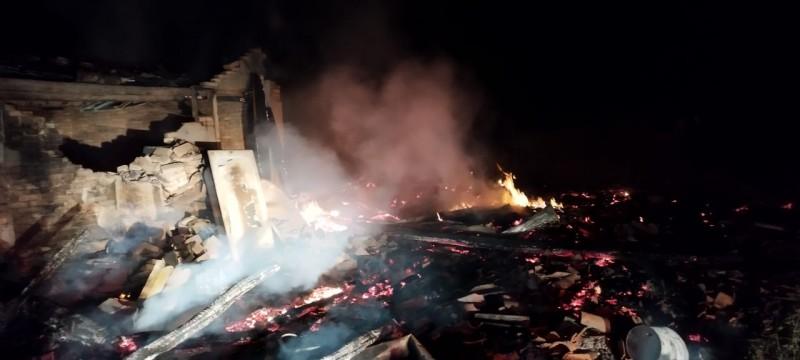 Incêndio destrói depósito de madeiras de demolição