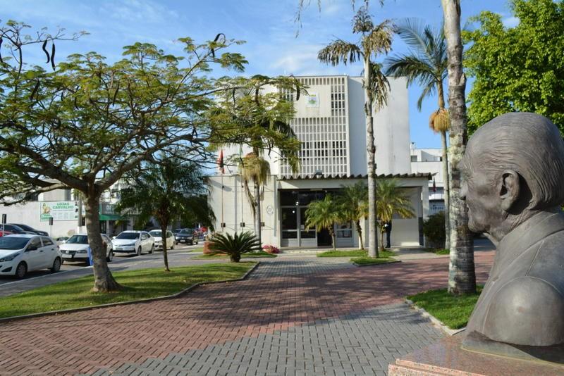 Morro da Fumaça: mais de 50 vagas abertas em concurso público e processo seletivo