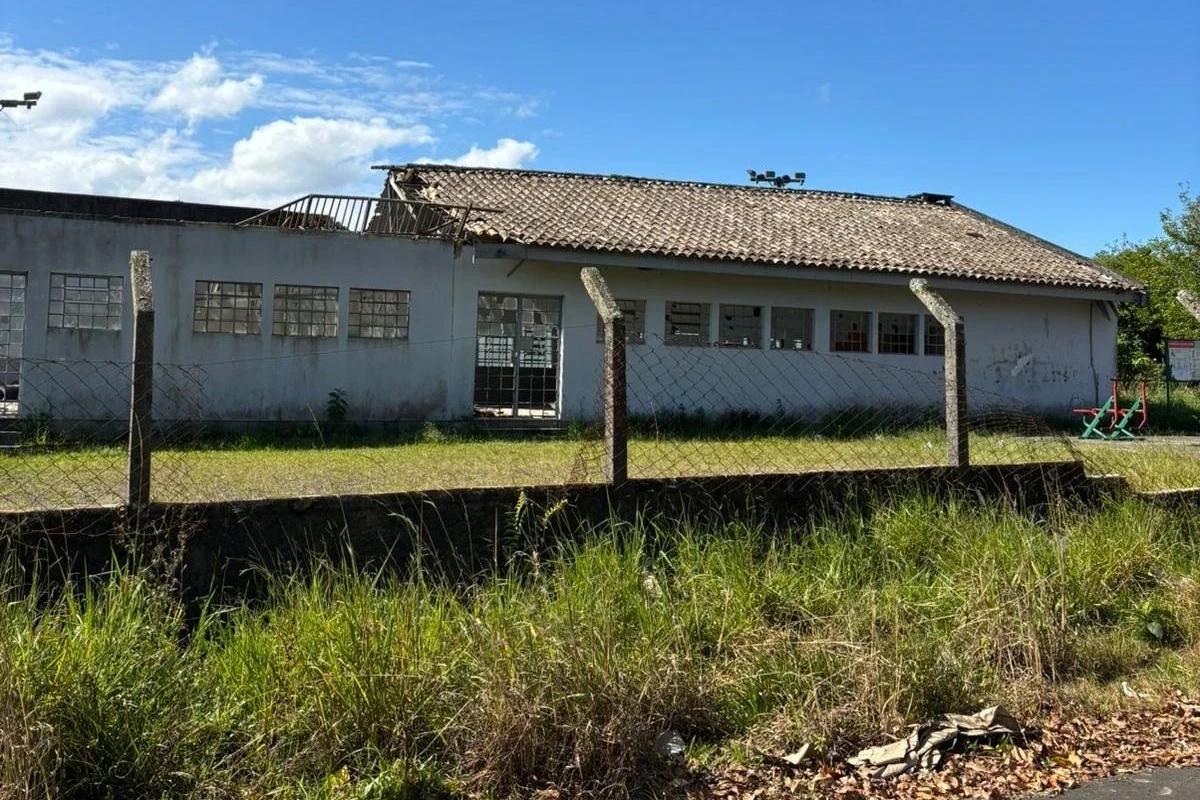 Com problemas na infraestrutura, antigo centro comunitário é demolido em Criciúma