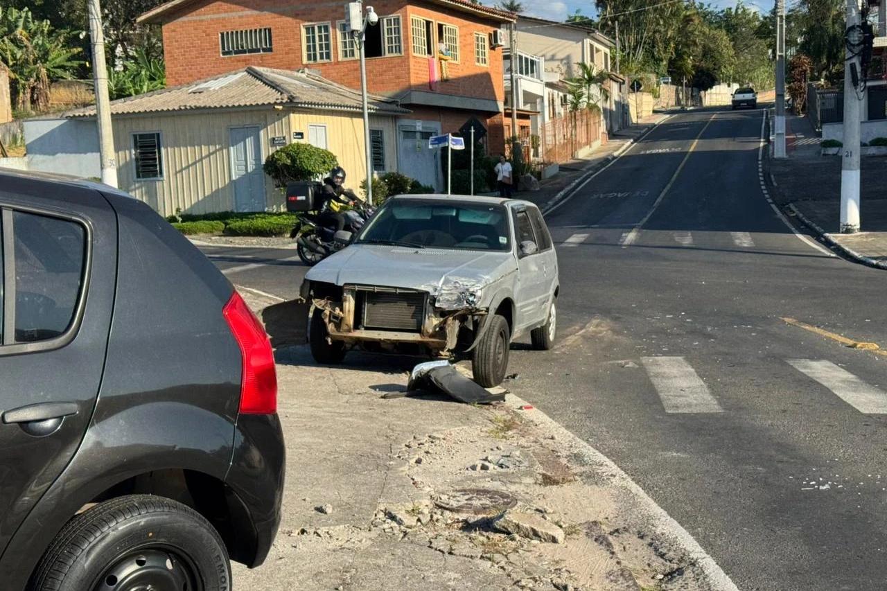 Fotos: colisão entre dois veículos é registrada em Criciúma