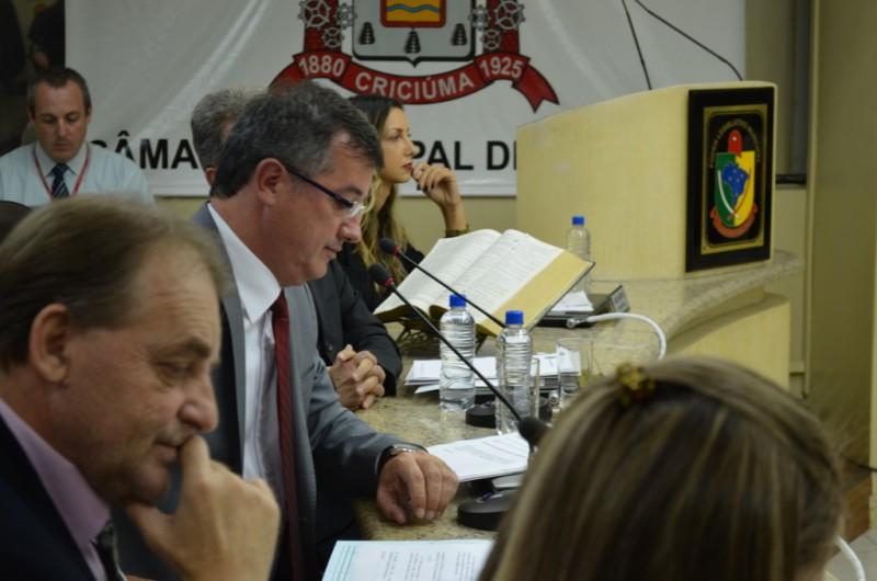 Vereadores aprovam projeto que reajusta salário dos servidores em 9%