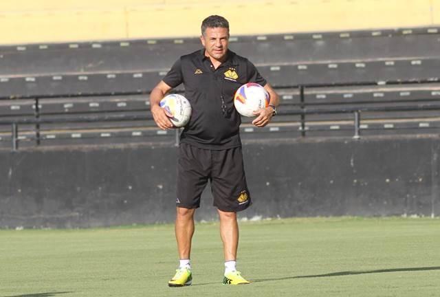 Sem 12 jogadores, Luizinho quebra a cabeça para montar time do Criciúma