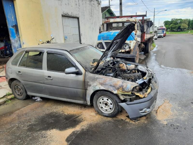 Carro é deixado em mecânica para reparos e pega fogo em Sombrio 