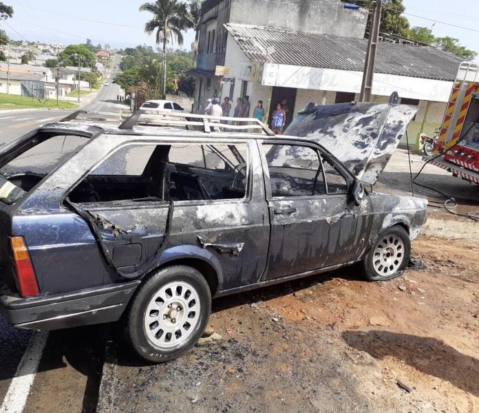 Veículo é destruído por incêndio no bairro Aurora em Içara 