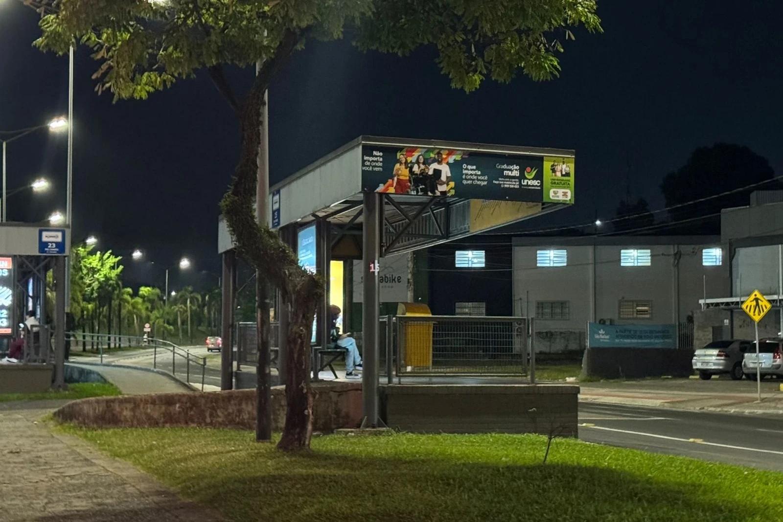 Vereador reforça melhorias na iluminação das paradas de ônibus na avenida Centenário