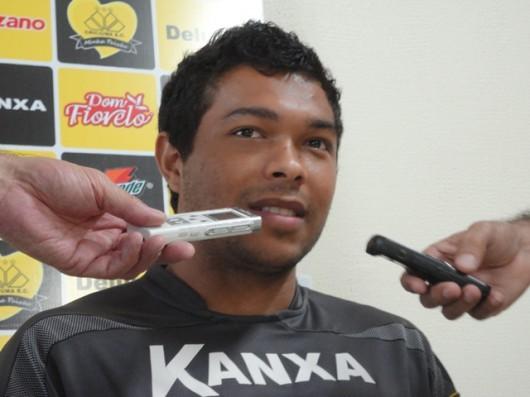 Lateral direito Robert vive a expectativa de estrear pelo Tigre