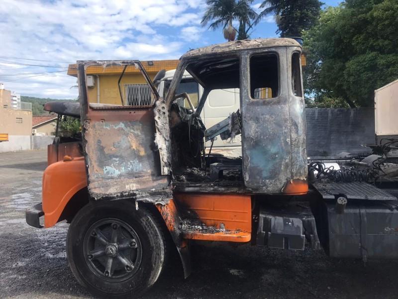 Incêndio destrói cabine de carreta no bairro Próspera em Criciúma