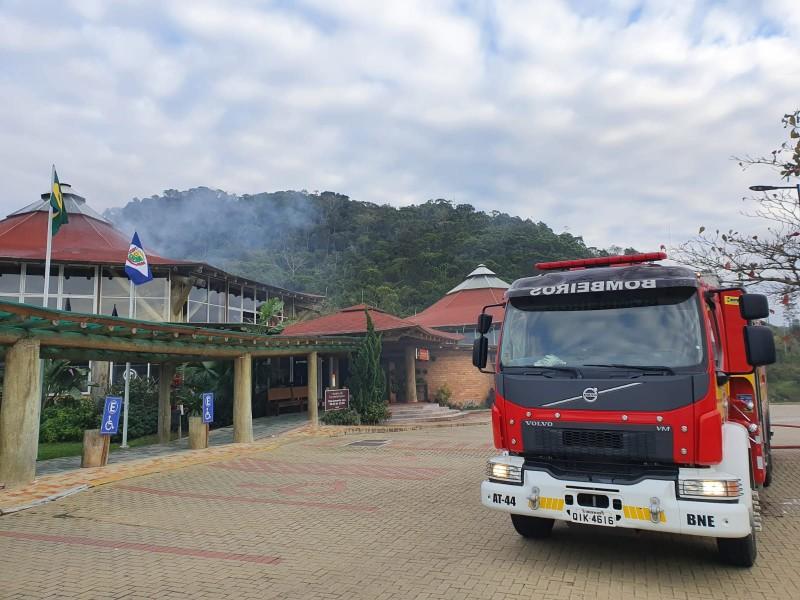 Corpo de Bombeiros combate incêndio em lanchonete na BR-101
