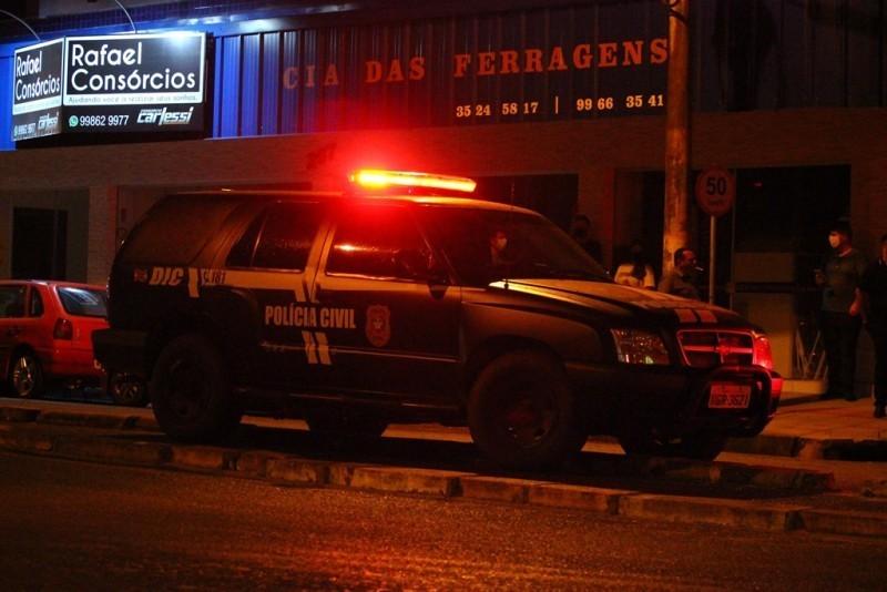 Feminicídio: mulher é encontrada morta dentro de casa em Araranguá; marido é preso pela PM 