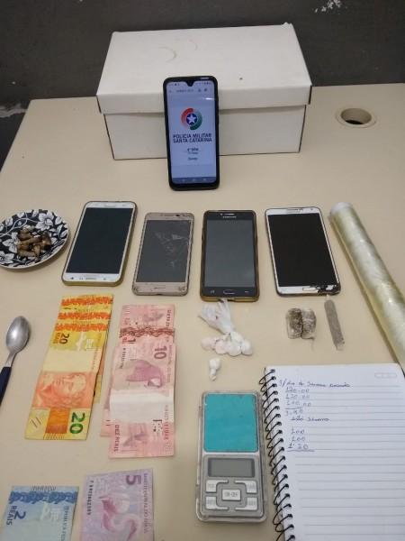 Traficante é preso com porções de maconha, cocaína e balança de precisão em Criciúma 