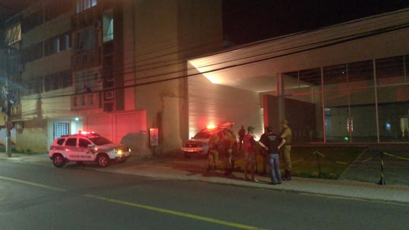 Homem morto a facadas pela companheira é identificado 