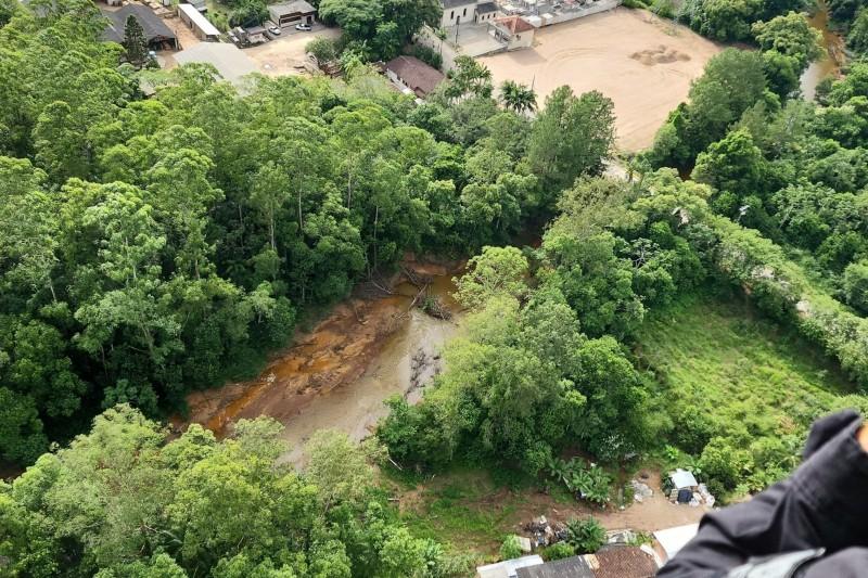 Após reconhecimento aéreo, plano de trabalho será estruturado visando a limpeza do Rio Urussanga