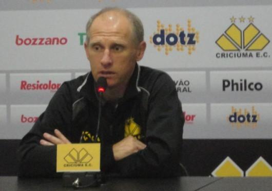 Sílvio faz mistério para enfrentar o Santos