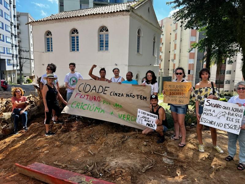 Movimento repudia corte de árvores e concretagem no entorno de museu em Criciúma