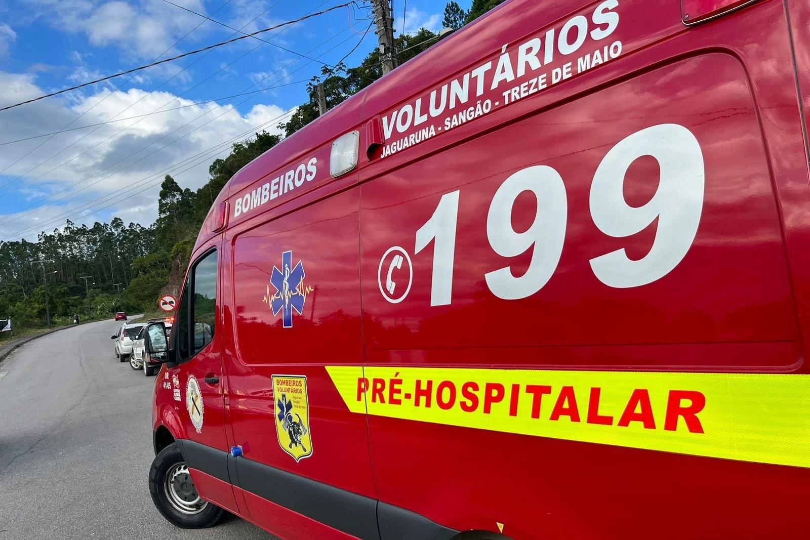 Colisão entre carro e moto deixa motociclista ferida