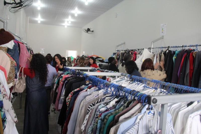 Centenas de pessoas passam no primeiro dia do Bazar da Afasc Solidária