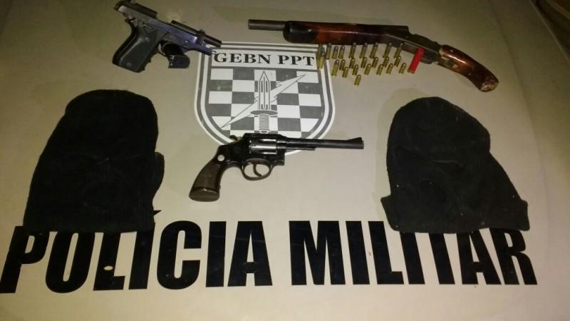 Trio armado rouba dinheiro de igreja e capota veiculo na fuga; buscas continuam