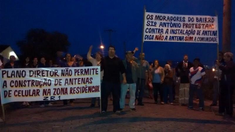 Em protesto, moradores desaprovam instalação de antena telefônica 